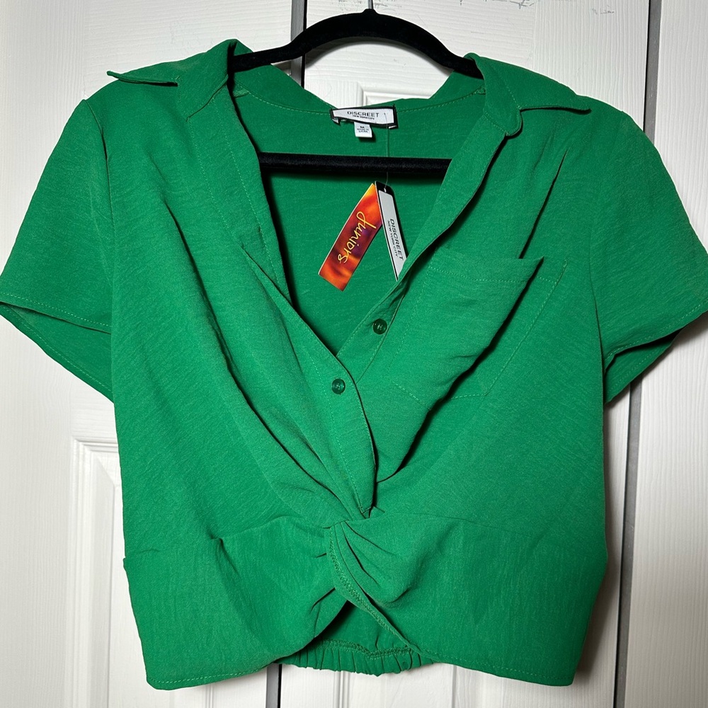 Discreet Green Button Down Crop Blouse